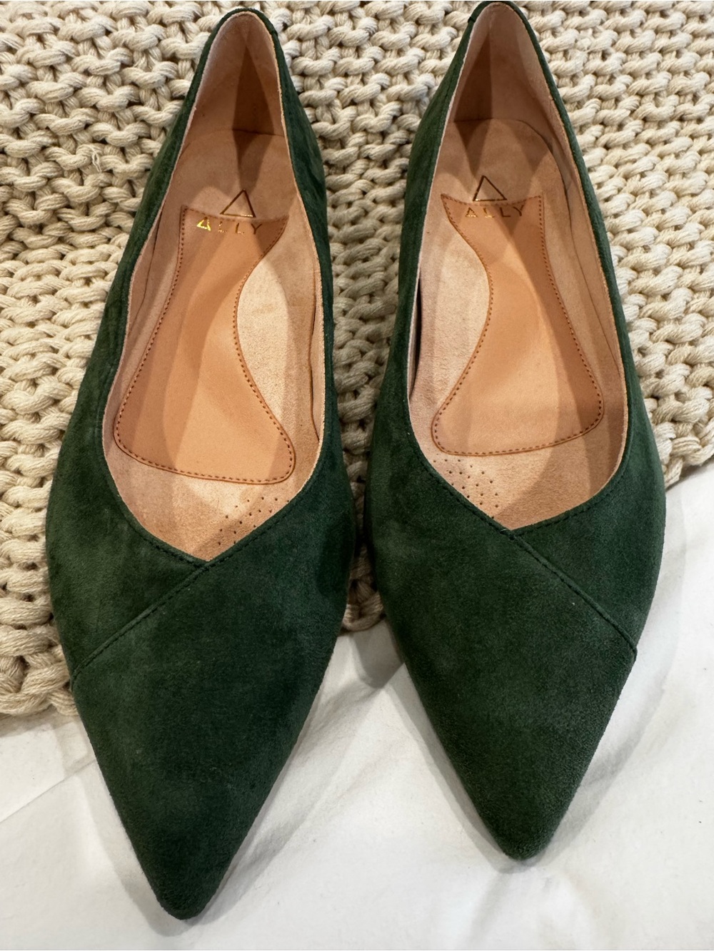 Ally New Green Suede Pointed-Toe Womenโs Flats 10 Wide